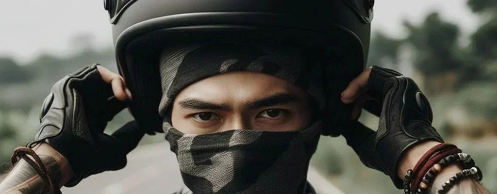 Cagoule moto camouflage sous casque – motard sur la route ajustant son casque, portant une cagoule camouflage respirante pour plus de confort et d’hygiène pendant la conduite. Espace Cagoules