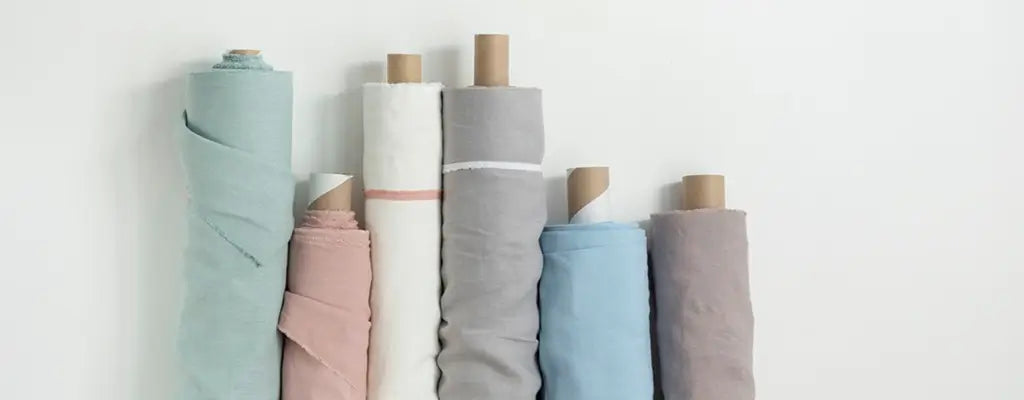 Lot de différents rouleaux de tissus pour illustrer le choix des textiles pour fabriquer des cagoules