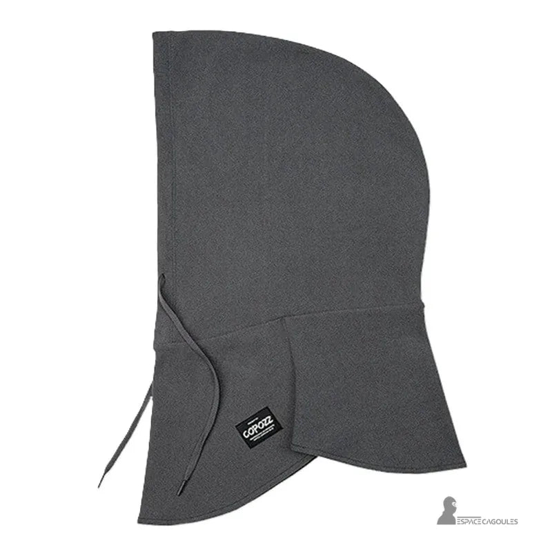 Sturmhaube über einem grauen Fleece-Skihelm mit flacher Sicht, eine lange Kapuze mit verstellbaren Kordelzügen, die Kopf und Nacken vor der Kälte in den Bergen schützen sollen.