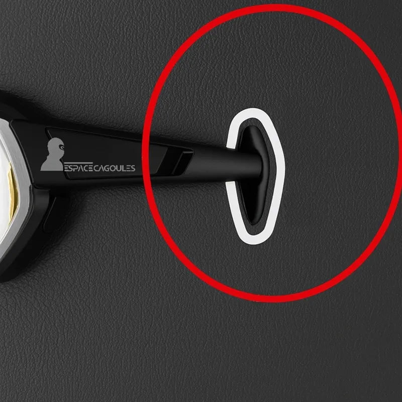 Cagoule pour moto avec ouverture latérale renforcée pour passage des branches de lunettes, assurant confort et maintien du casque