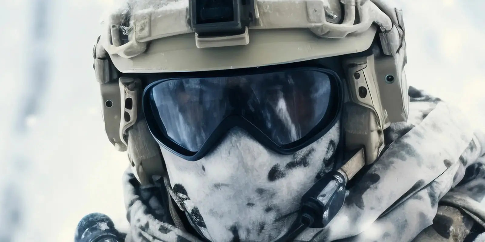 Soldat équipé d'un casque tactique, de lunettes de protection et d'une cagoule camouflée militaire, se tenant dans un environnement enneigé