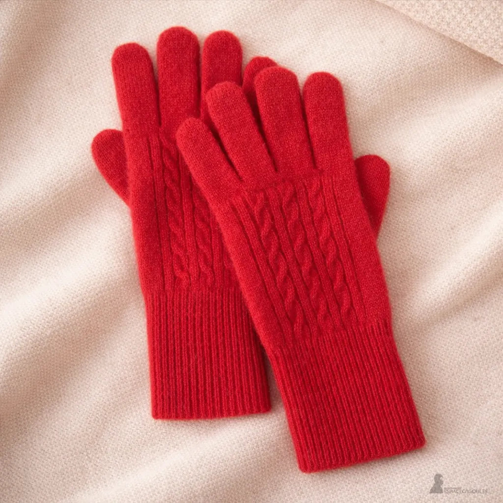 Guantes de cachemira rojos con trenzado y puños acanalados sobre fondo claro – Espacio Cagoules