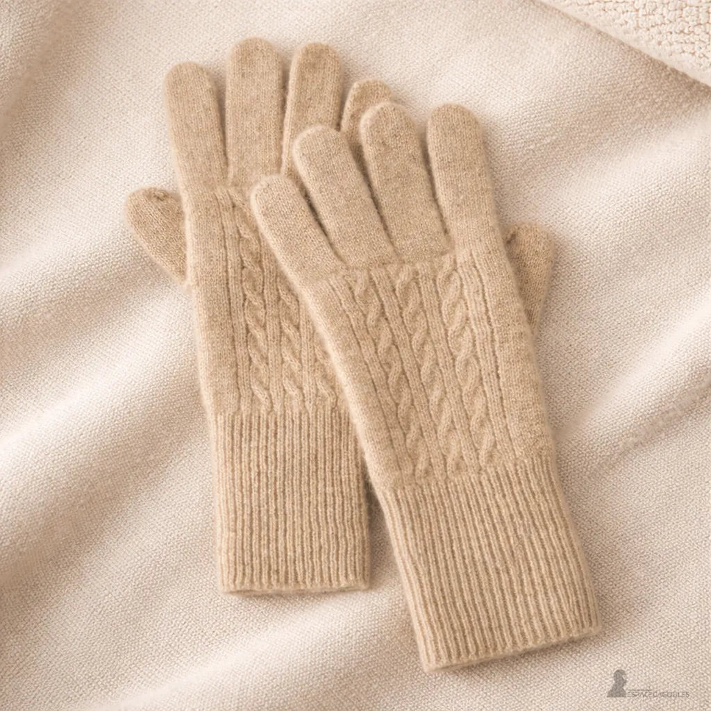 Guantes de cachemira beige sobre tela suave con tejido de trenzas visible – Espace Cagoules