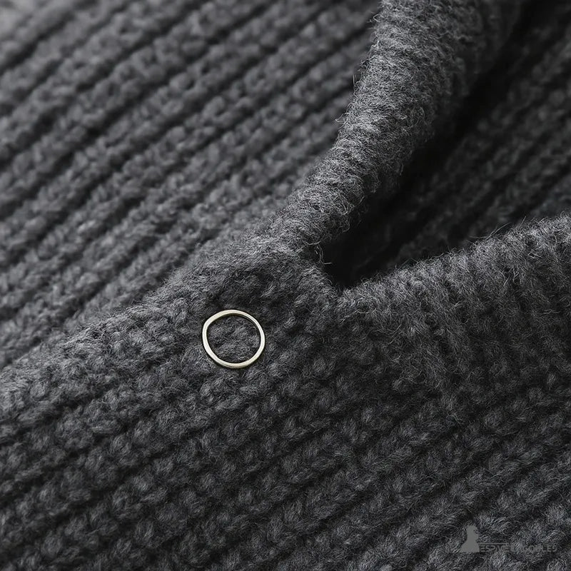 Balaclava Cagoule Tricot zoom sur les boutons-pression métalliques du col en maille épaisse gris foncé