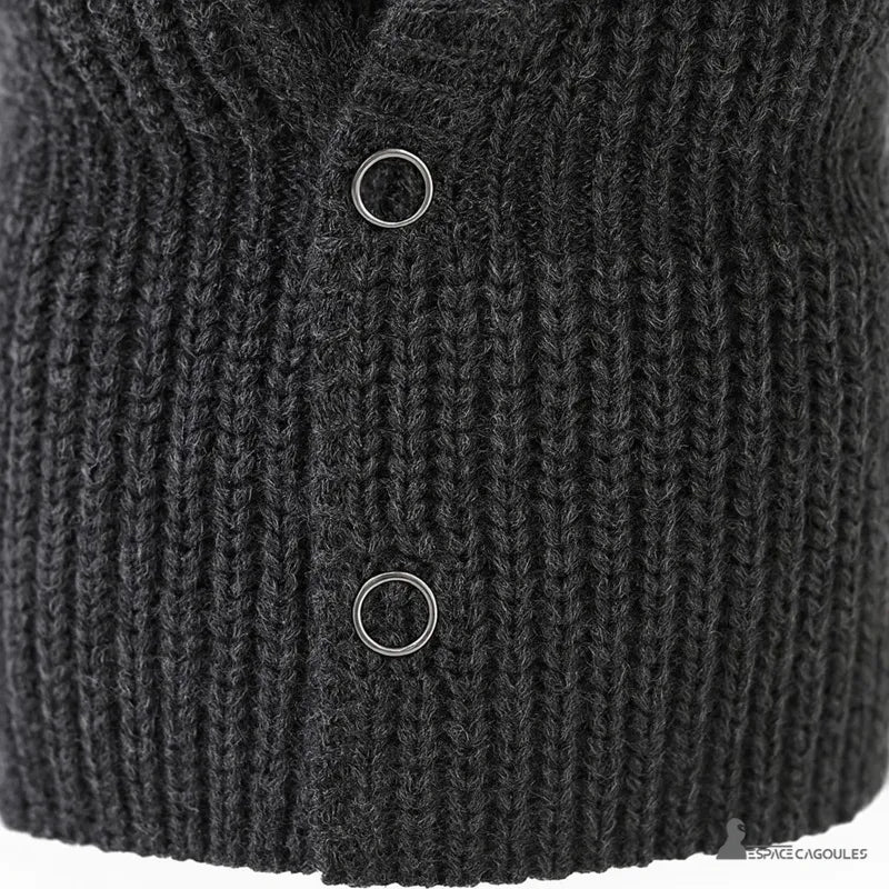 Balaclava Cagoule Tricot gros plan sur la texture du col côtelé et les boutons à pression métalliques