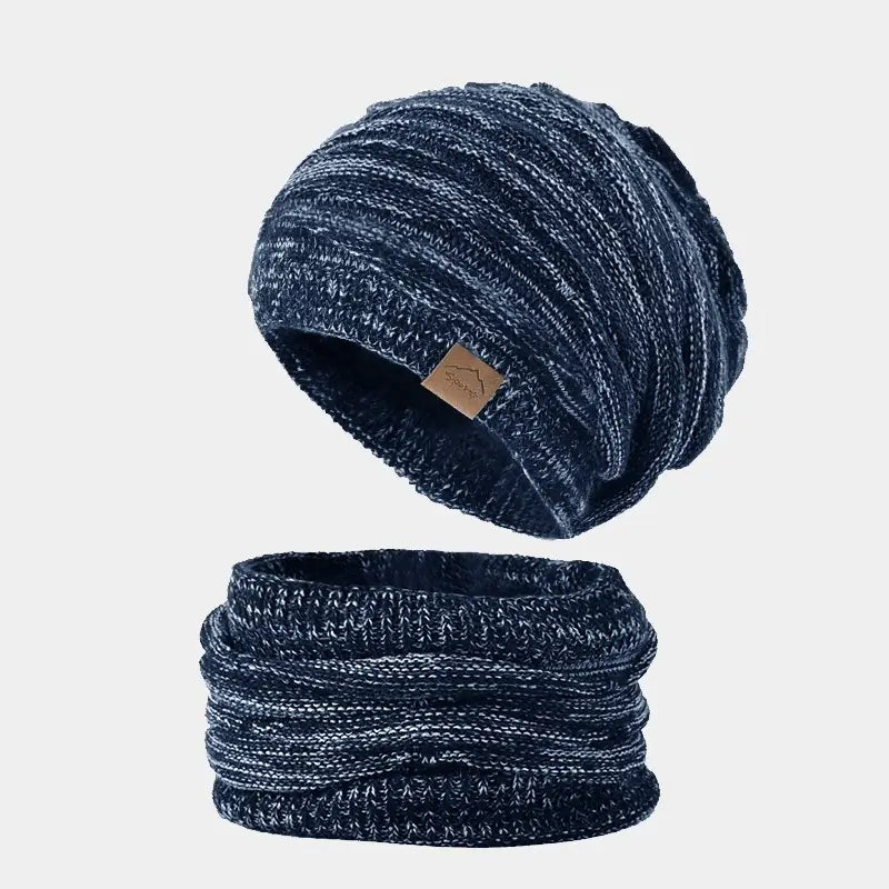 Marineblaue 2-in-1-Strickmütze mit Sturmhaube und passendem Kragen, der flach gelegt ist, um das praktische und elegante Design zu verdeutlichen.