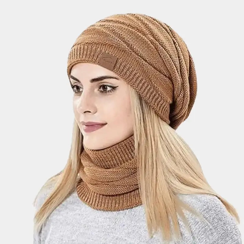 Seitenansicht einer Frau, die eine 2-in-1-Kaffee-Sturmhaube trägt, die Kopf und Hals bedeckt und perfekt für kalte Tage ist.