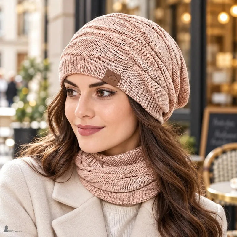 Femme souriante portant le bonnet cagoule 2 en 1 Duo rose et son tour de cou en terrasse de café - Espace Cagoules