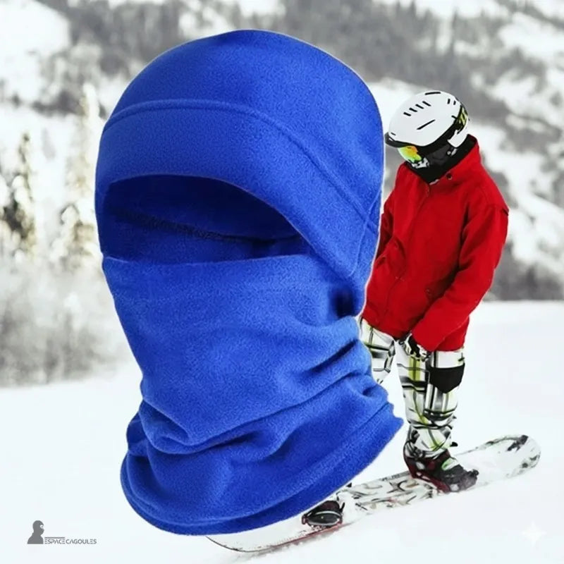 Blaue Sturmhaube Mütze auf verschneitem Berghintergrund, Snowboarder im Hintergrund, warmes Accessoire für den Wintersport Space Sturmhauben