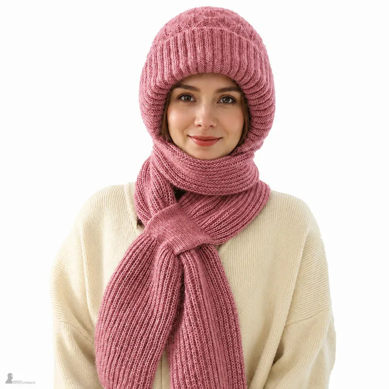 Bonnet cagoule Sofia vieux rose porté de face, écharpe attenante nouée sur un pull écru, visage dégagé - Espace Cagoules