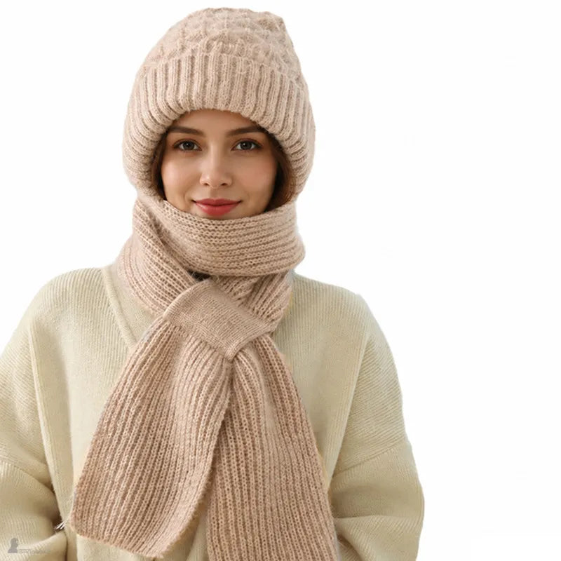 Bonnet cagoule Sofia beige clair porté de face, bonnet tricoté à écharpe intégrée nouée - Espace Cagoules