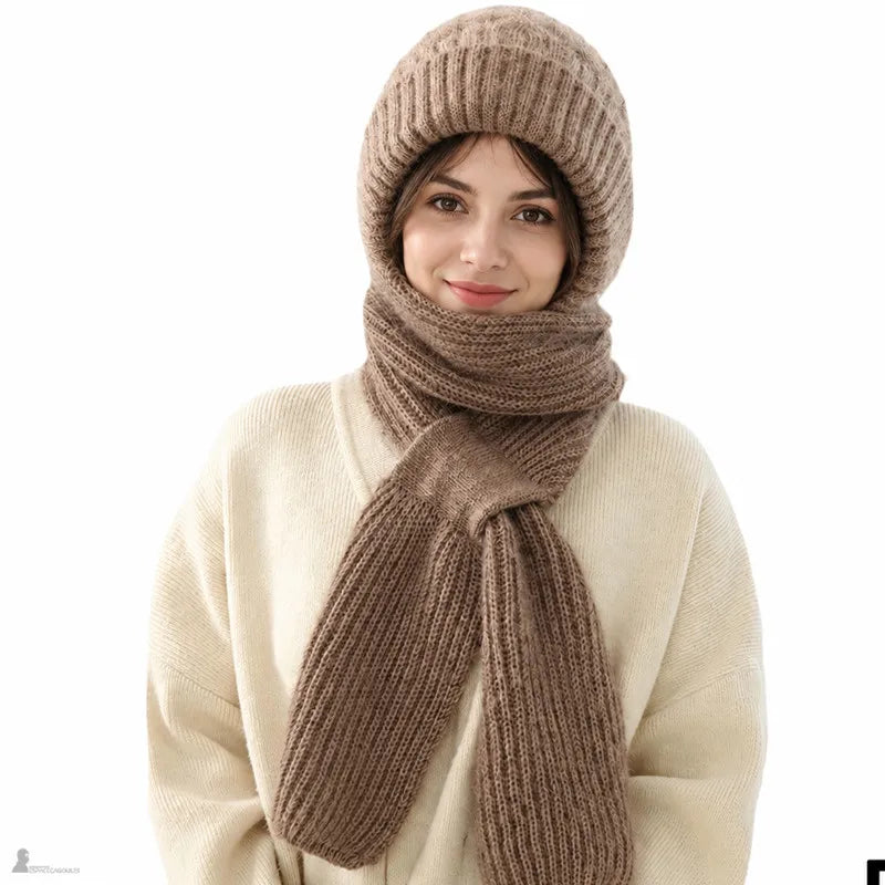 Bonnet cagoule Sofia taupe porté de face, écharpe attenante nouée autour du cou sur un pull écru - Espace Cagoules