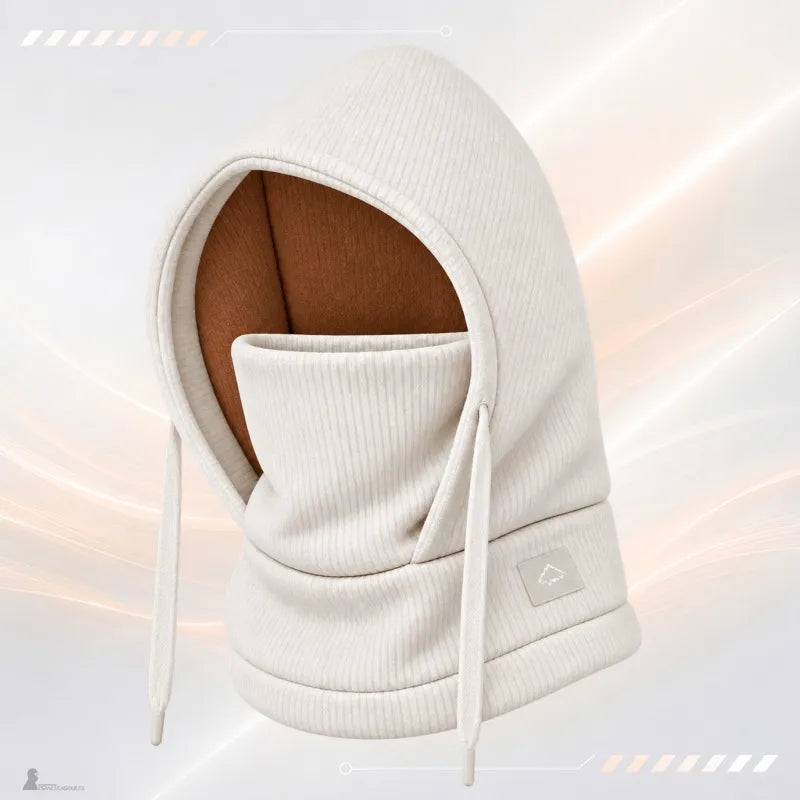 Bonnet cagoule enfant blanc vu de trois quarts, capuche enveloppante et col montant à étiquette montagne - Espace Cagoules