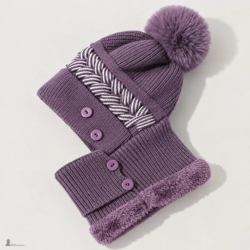 Bonnet cagoule femme Léna coloris mauve posé à plat, doublure polaire visible et pompon assorti - Espace Cagoules