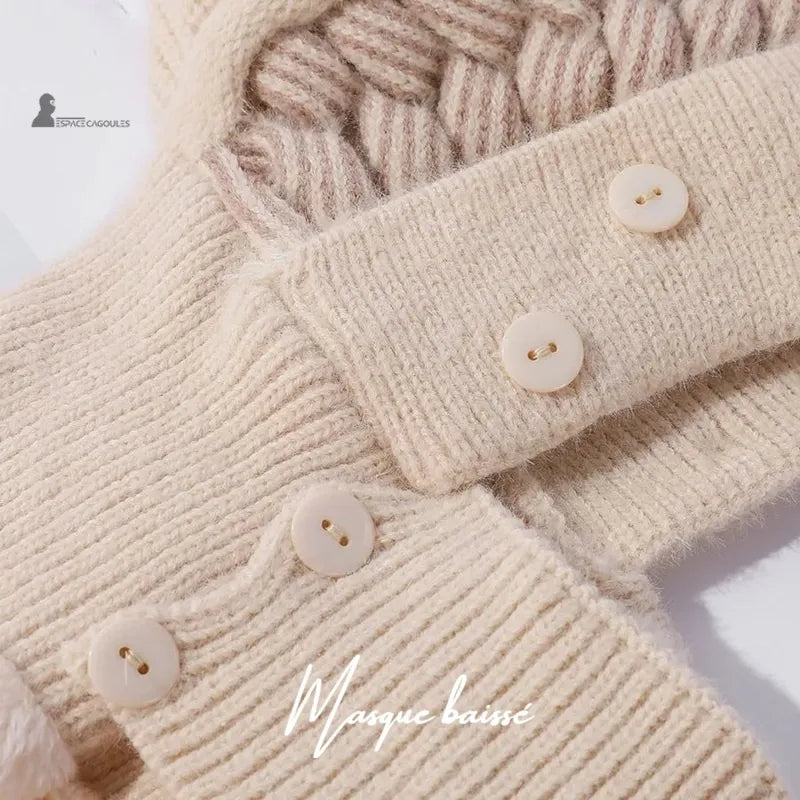 Beige Damen-Strickmütze mit Sturmhaube, Nahaufnahme an Knöpfen und dicker Strickstruktur, abgesenkte Maske, Espace Cagoules