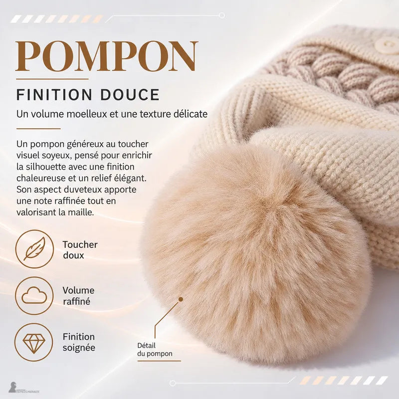 Gros plan sur le pompon fausse fourrure du bonnet cagoule femme Léna, finition moelleuse et volume raffiné - Espace Cagoules