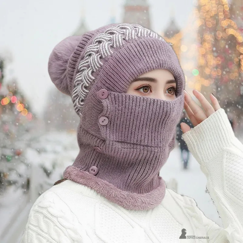 Lila Damen Sturmhaube Mütze getragen, Maske hoch, grober Strick und Pompon, Winterdekoration im Hintergrund, Espace Cagoules