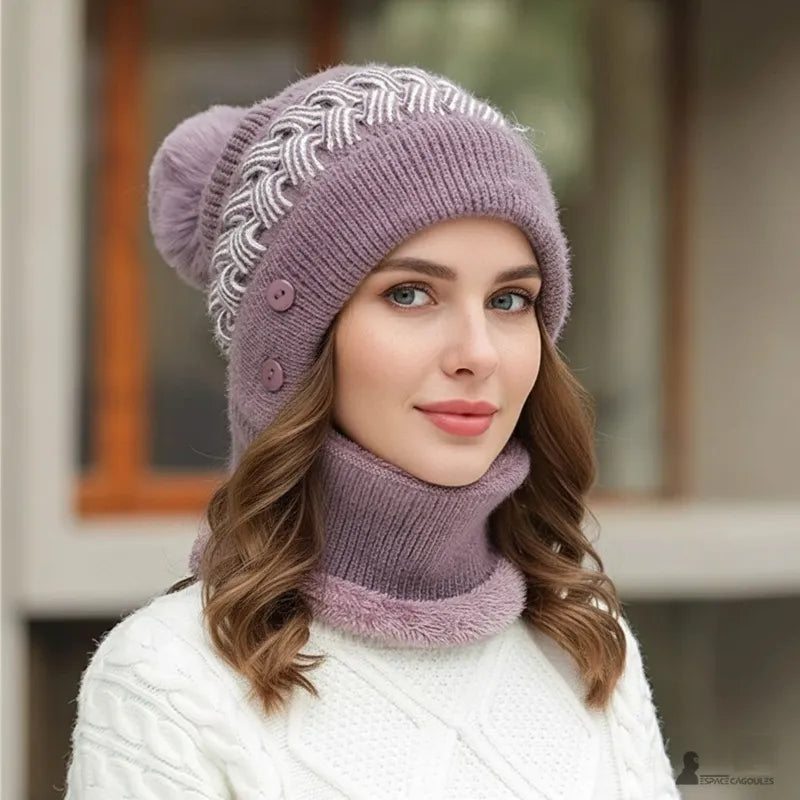 Lila Damen-Sturmhaubenmütze, die im Winter getragen wird, verschneiter Hintergrund und warme Atmosphäre, Espace Cagoules