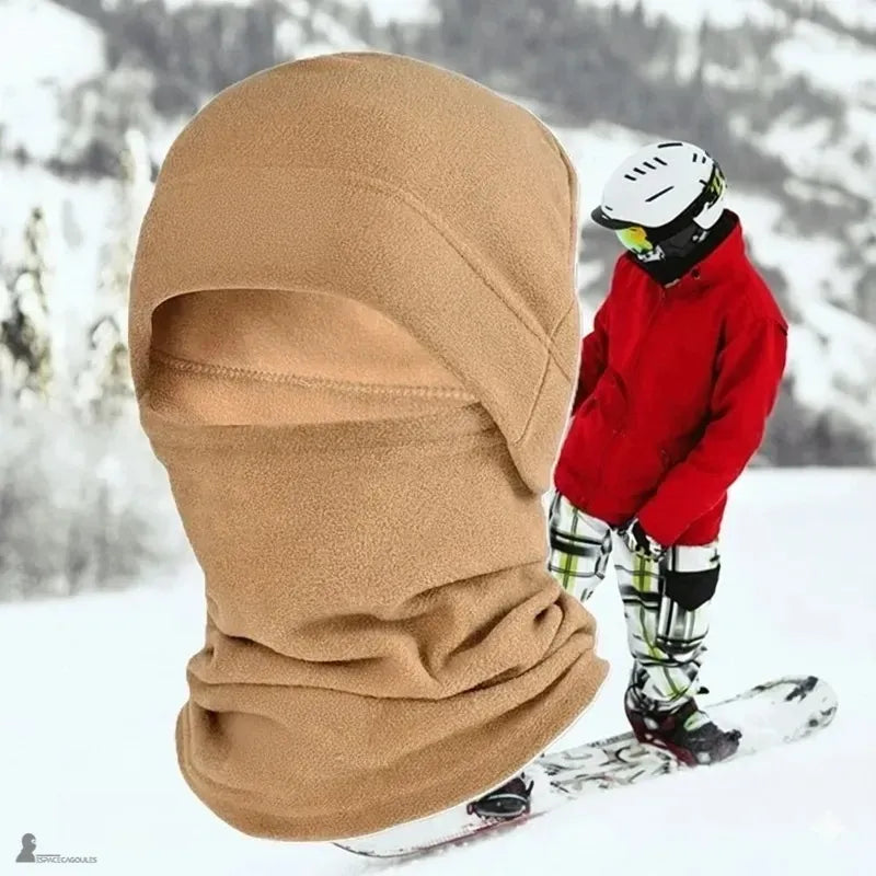 Bonnet cagoule homme Polacor camel porté en cagoule intégrale par un snowboardeur sur une piste enneigée - Espace Cagoules