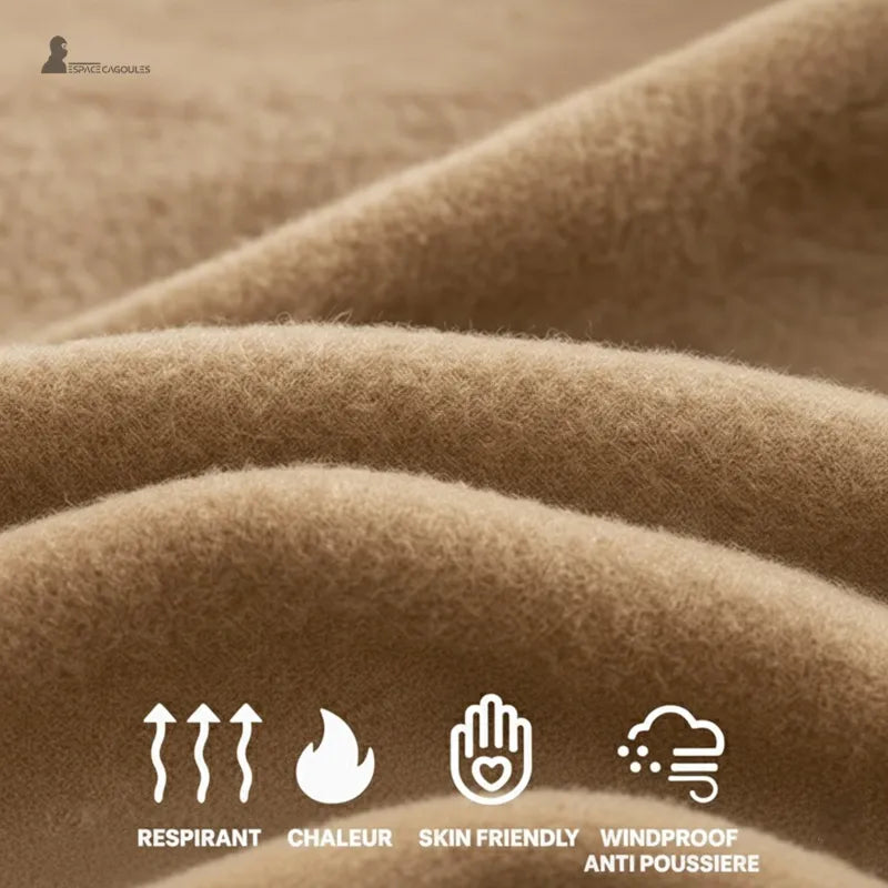 Vergrößern Sie das leichte und warme Fleece einer khakifarbenen Sturmhaube-Mütze, die mit optimaler Atmungsaktivität effektiv vor Kälte schützt.