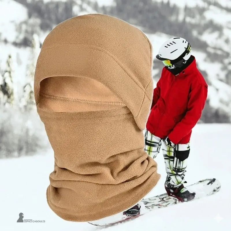 Khakifarbene Fleece-Sturmhaubenmütze, die von einem Skifahrer in einer verschneiten Landschaft getragen wird, ideal zum Schutz vor Kälte bei Winteraktivitäten wie Skifahren.