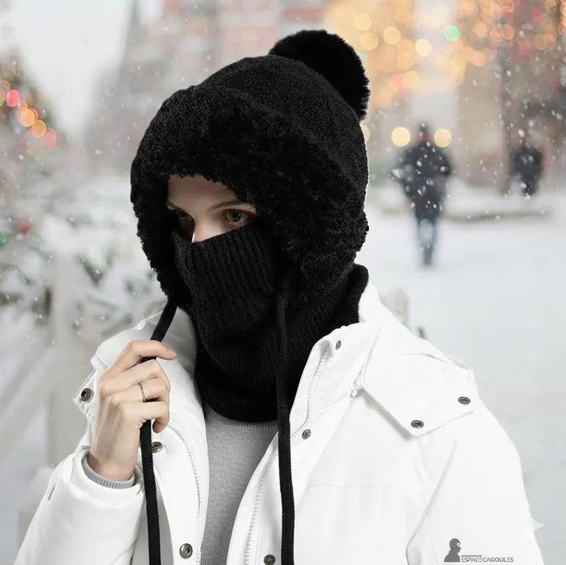 Stickad balaklava - kvinna med svart stickad balaklava i snön i staden - Espace Cagoules