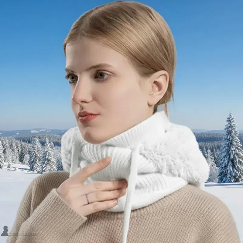 Vit eller grå stickad balaklava-mössa kvinna med vit balaklava i ett snötäckt bergslandskap - Espace Cagoules