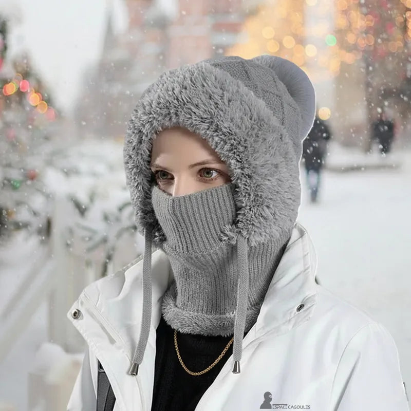 Vit eller grå stickad balaklava för kvinnor som bär grå balaklava på en snötäckt gata med vinteratmosfär – Espace Cagoules