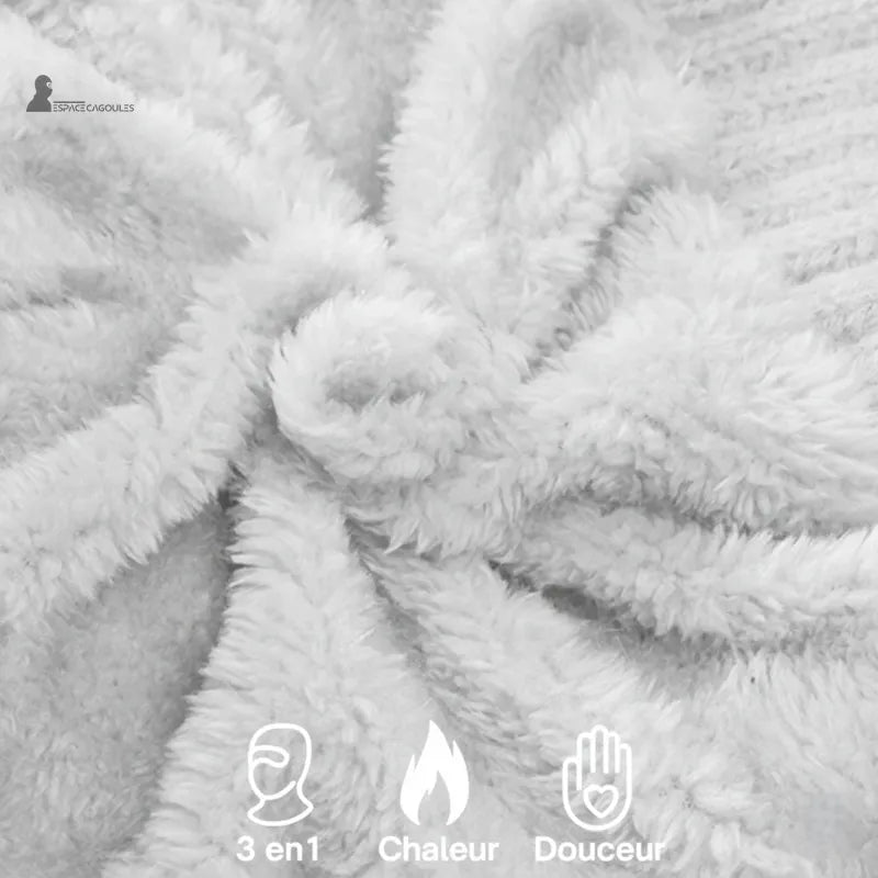 Vit eller grå stickad balaklavamössa, närbild, mjuk och varm vit fleecestruktur – Espace Cagoules