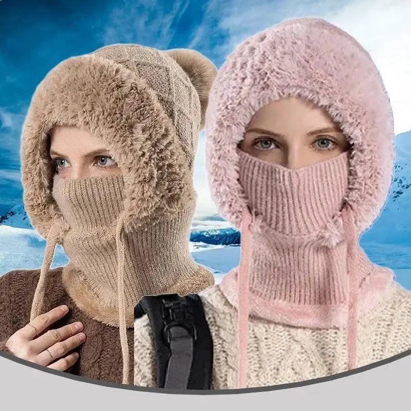 Deux femmes portant des bonnets cagoules en tricot, l'une en rose et l'autre en kaki, offrant chaleur et style pour les climats froids.