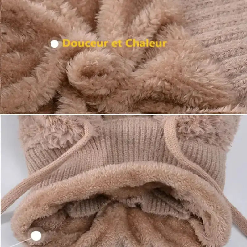 Détail du bonnet cagoule tricot kaki mettant en valeur la douceur de la doublure en fausse fourrure et les finitions chaudes, parfait pour l'hiver