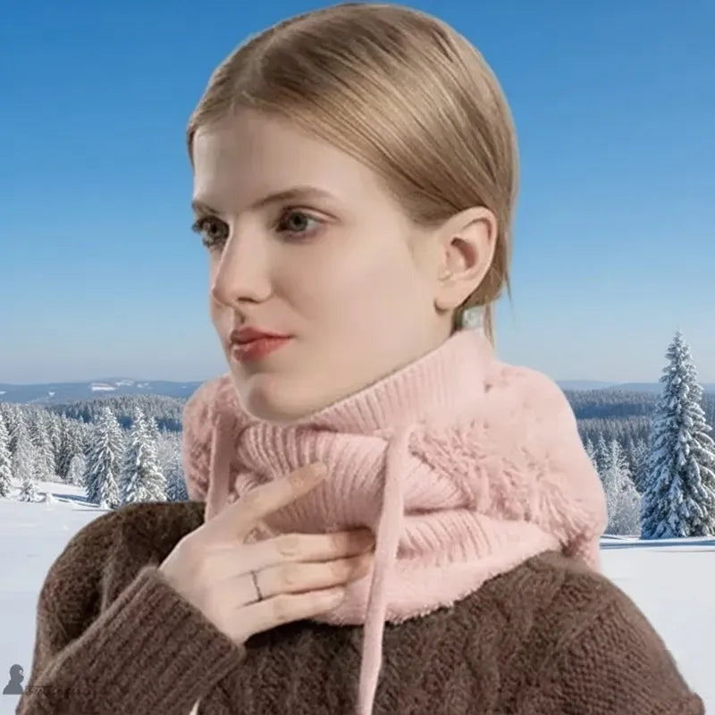 Cappello passamontagna da donna rosa e kaki in maglia indossando una versione rosa del passamontagna all'aperto in inverno - Espace Cagoules