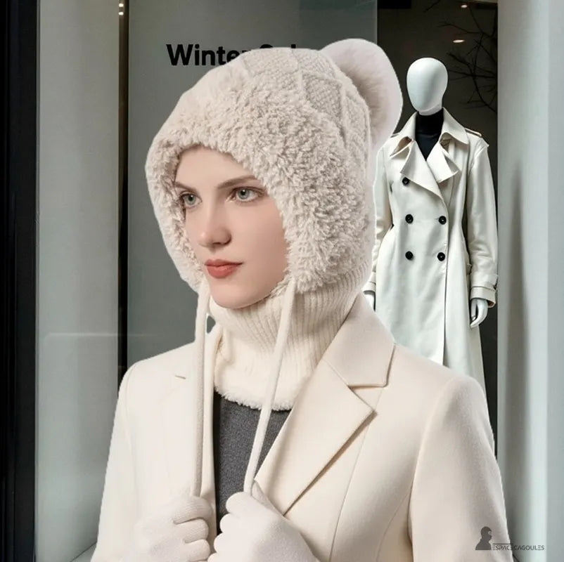 Stickad balaklava - kvinna med en beige stickad balaklava framför ett vinterfönster - Espace Cagoules