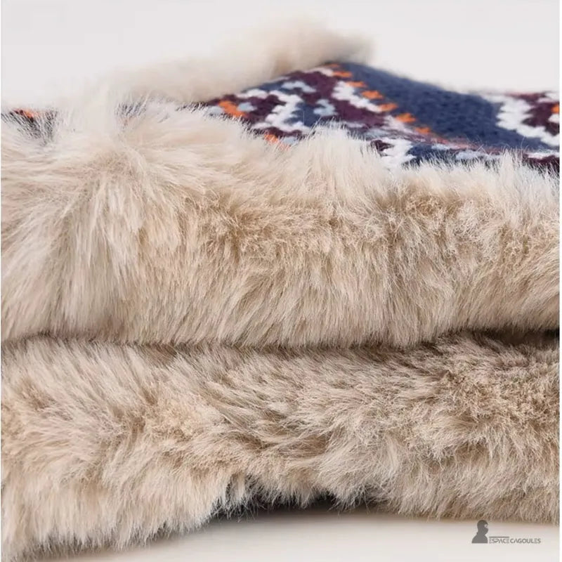 Die Hapka-Mütze zoomt auf weiches und dickes beiges Kunstfellfutter für winterlichen Komfort