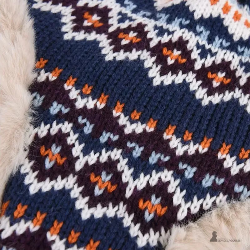 Hut Hut Nahaufnahme auf blauem Strick mit bunten Mustern in Orange, Weiß und Braun