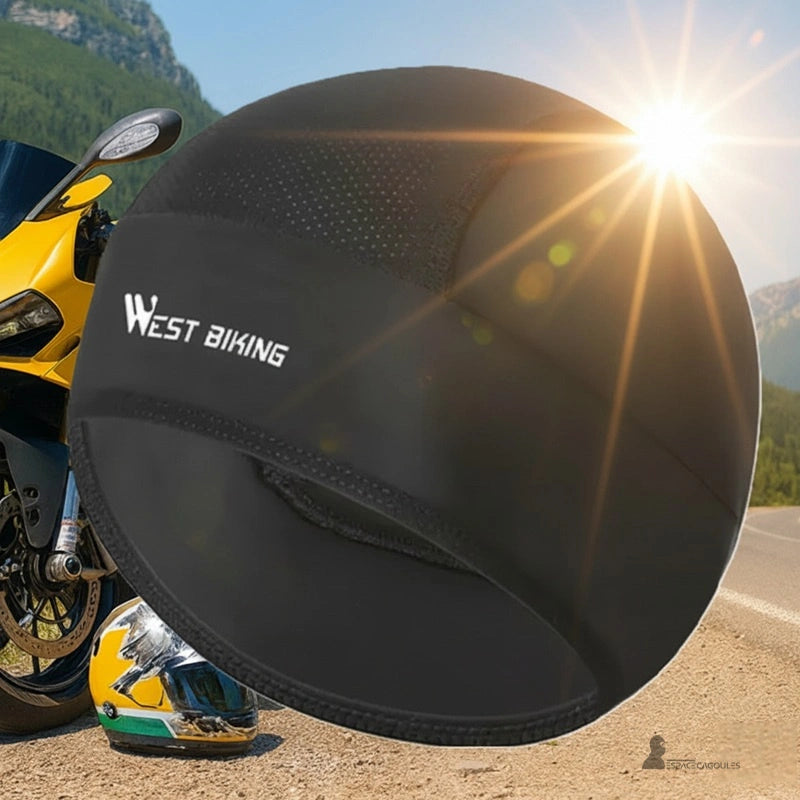 Bonnet sous Casque moto été noir respirant en plein air avec fond route et moto sportive jaune sous soleil éclatant