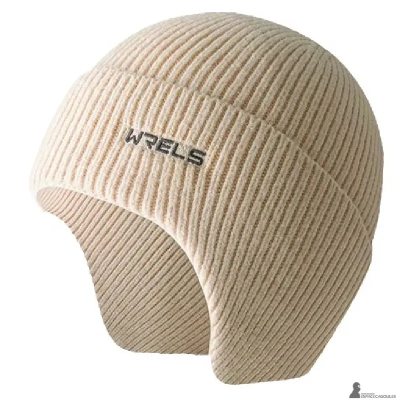 Bonnet sous casque ski beige en fibre acrylique et polyester tricotée, forme enveloppante avec cache-oreilles, vue de profil sur fond blanc - Espace Cagoules