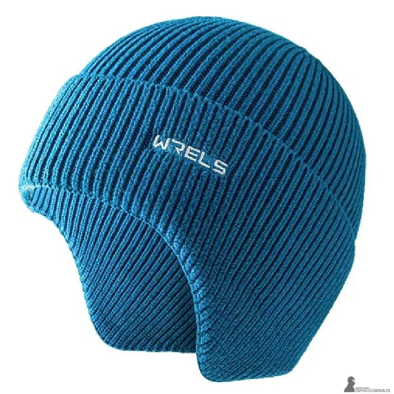 Bonnet sous casque ski bleu clair en maille tricotée, cache-oreilles intégré et forme ergonomique, vue de profil sur fond blanc - Espace Cagoules