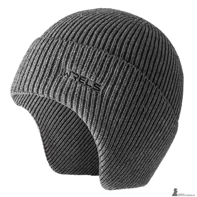 Bonnet sous casque ski gris en maille tricotée douce, forme enveloppante avec cache-oreilles intégré, vue de profil sur fond blanc - Espace Cagoules