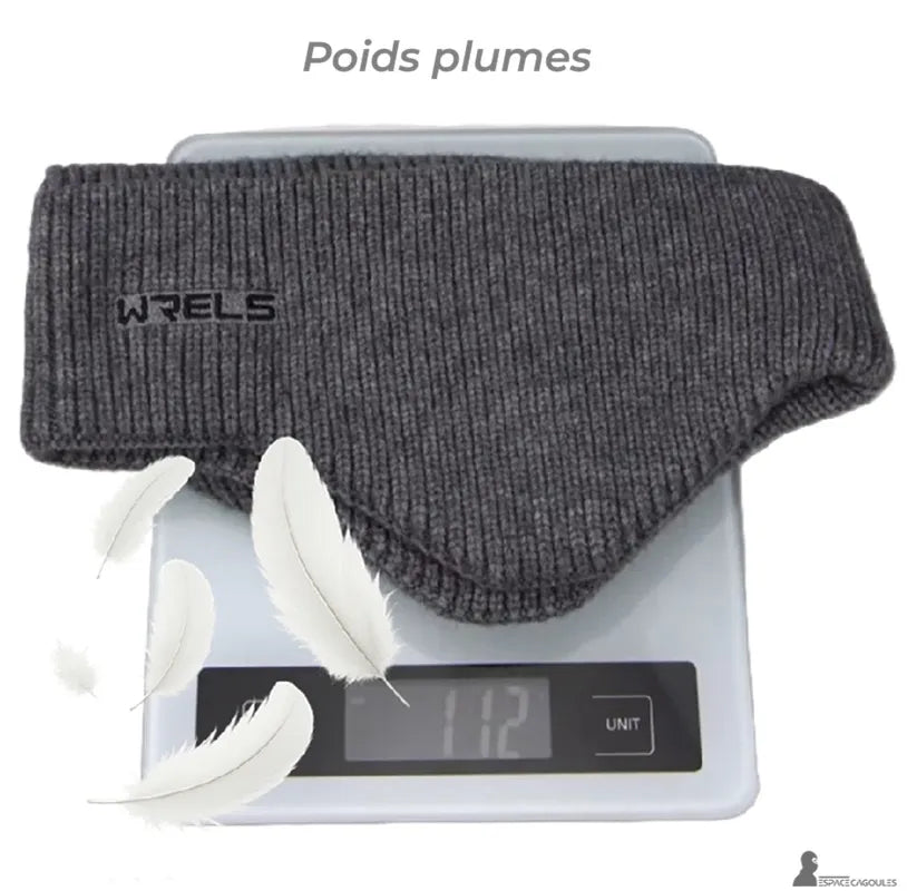 Bonnet sous casque ski en maille tricotée gris foncé posé sur une balance indiquant un poids léger, forme enveloppante avec cache-oreilles, vue de face sur fond blanc - Espace Cagoules