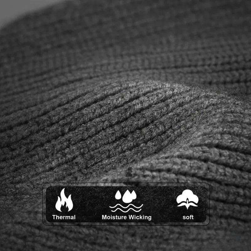 Bonnet sous casque ski en maille tricotée montrant la texture du tissu thermique, douce et respirante, vue macro de la matière sur fond sombre - Espace Cagoules