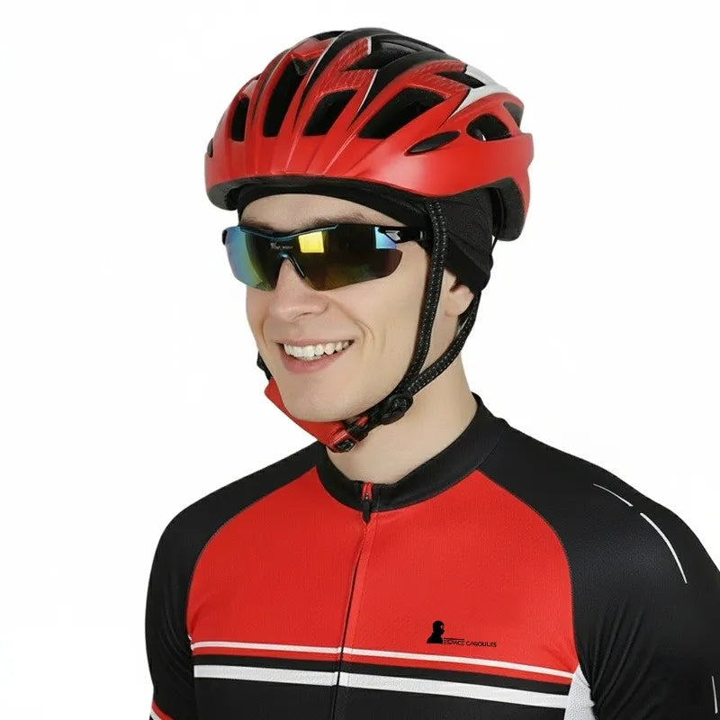 Bonnet sous Casque Vélo été porté sous casque rouge par cycliste avec lunettes de soleil en extérieur