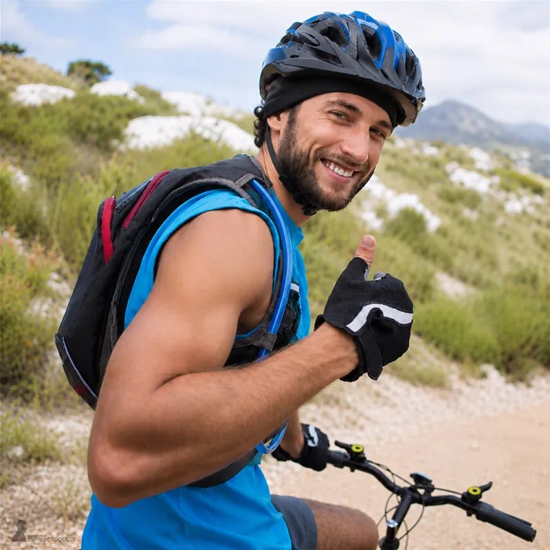 Bonnet sous casque vélo été porté par un cycliste souriant sous son casque lors d'une sortie estivale - Espace Cagoules