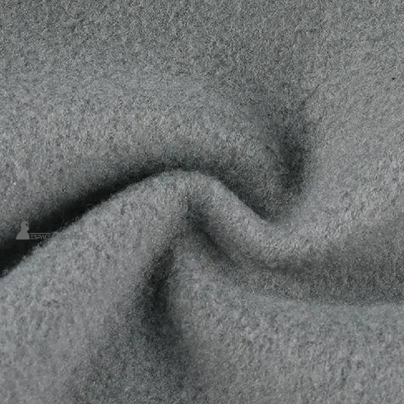 Cache cou cagoule femme gros plan tissu polaire gris doux et chaud