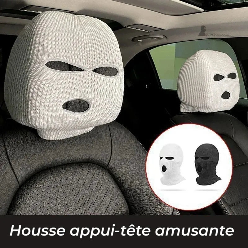 Cagoule 3 trous blanche transformée en housse appui-tête amusante dans une voiture, donnant un effet original aux sièges