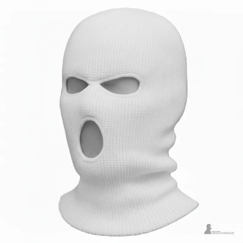 Cagoule 3 trous blanche en tricot épais, vue de face sur fond neutre, avec ouvertures pour les yeux et la bouche