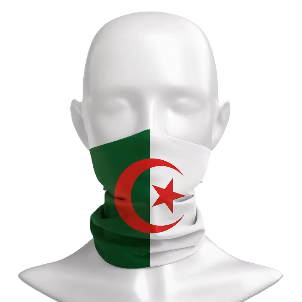 En vit modell bär en algerisk balaklava gjord av tyg som andas och visar den algeriska flaggan på en svart bakgrund. Huvan täcker halsen och nedre delen av ansiktet och lämnar endast ögonen synliga.