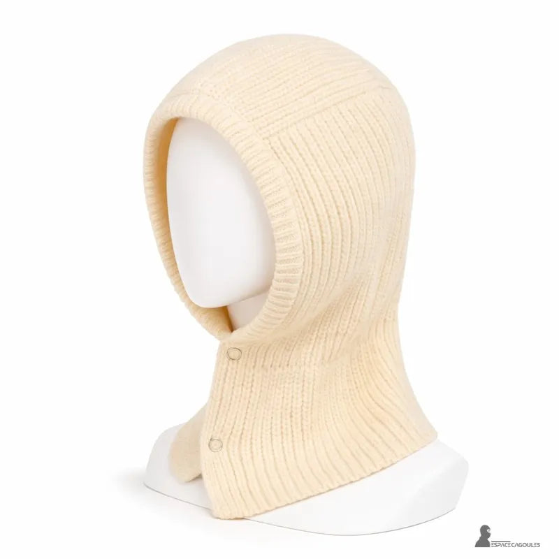 Passamontagna anni '90 beige in maglia su manichino vista di profilo con chiusura sotto il mento e aspetto rétro - Spazio Cagoule