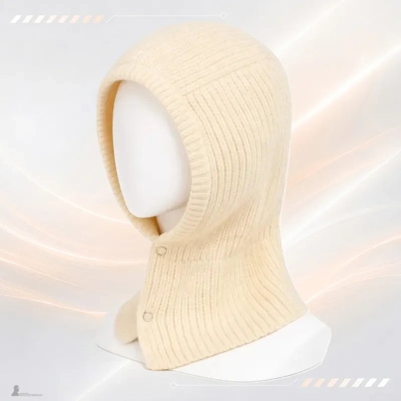 Cagoule année 90 Romy beige en maille côtelée sur mannequin, capuche enveloppante et col fermé par deux boutons pression - Espace Cagoules