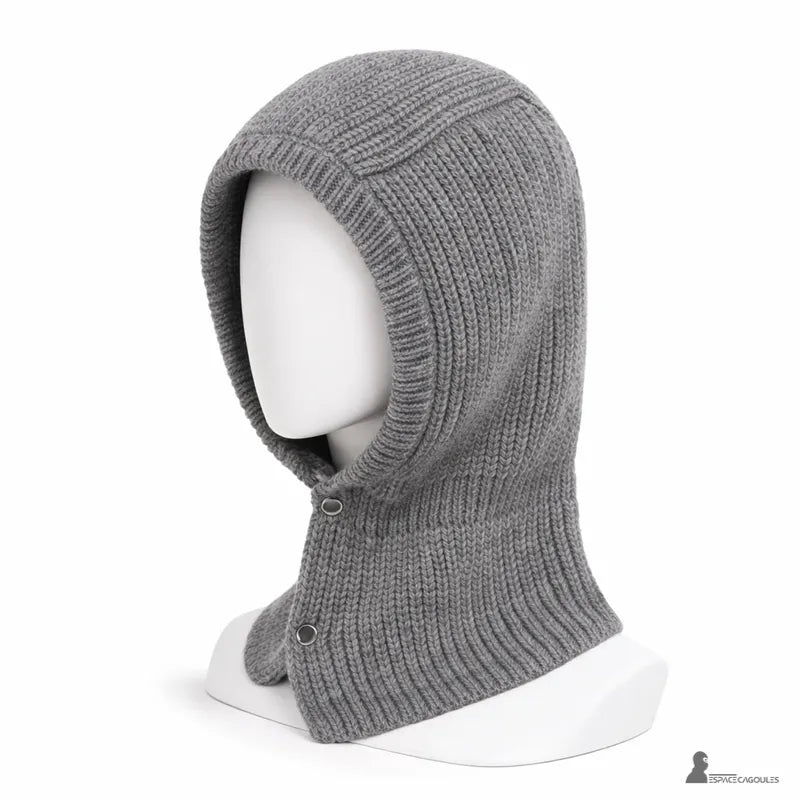 Passamontagna anni '90 grigia in maglia su manichino vista di profilo con apertura per il viso arrotondata e ispirazione vintage - Spazio Cagoule
